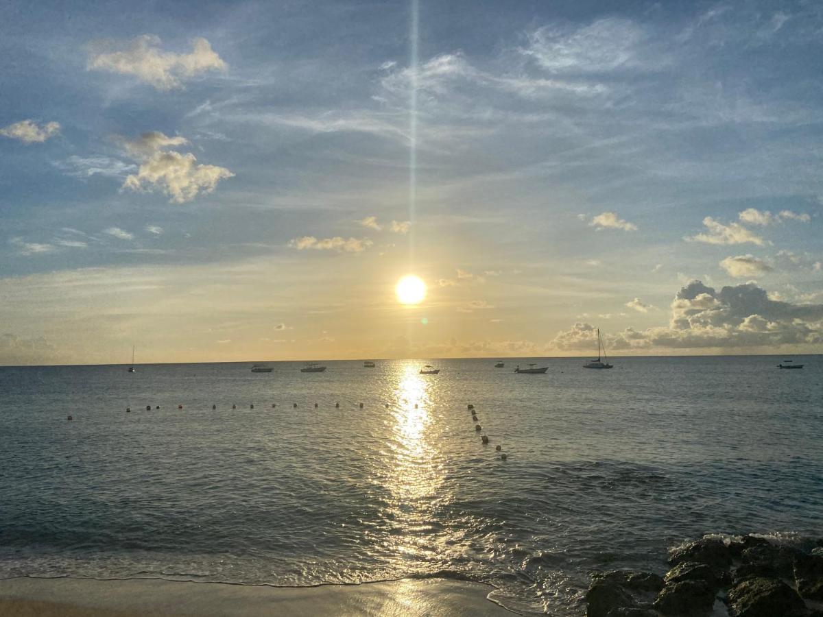 Tropical Sunset Beach Apartment Hotel Saint James Exterior foto