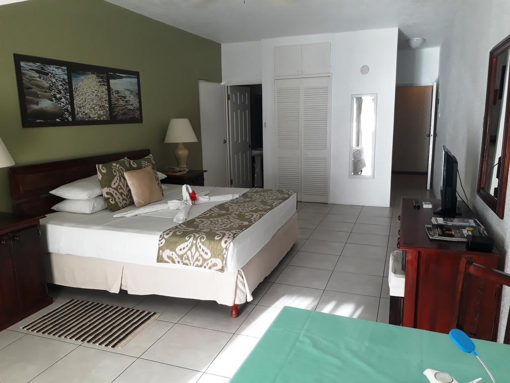 Tropical Sunset Beach Apartment Hotel Saint James Exterior foto