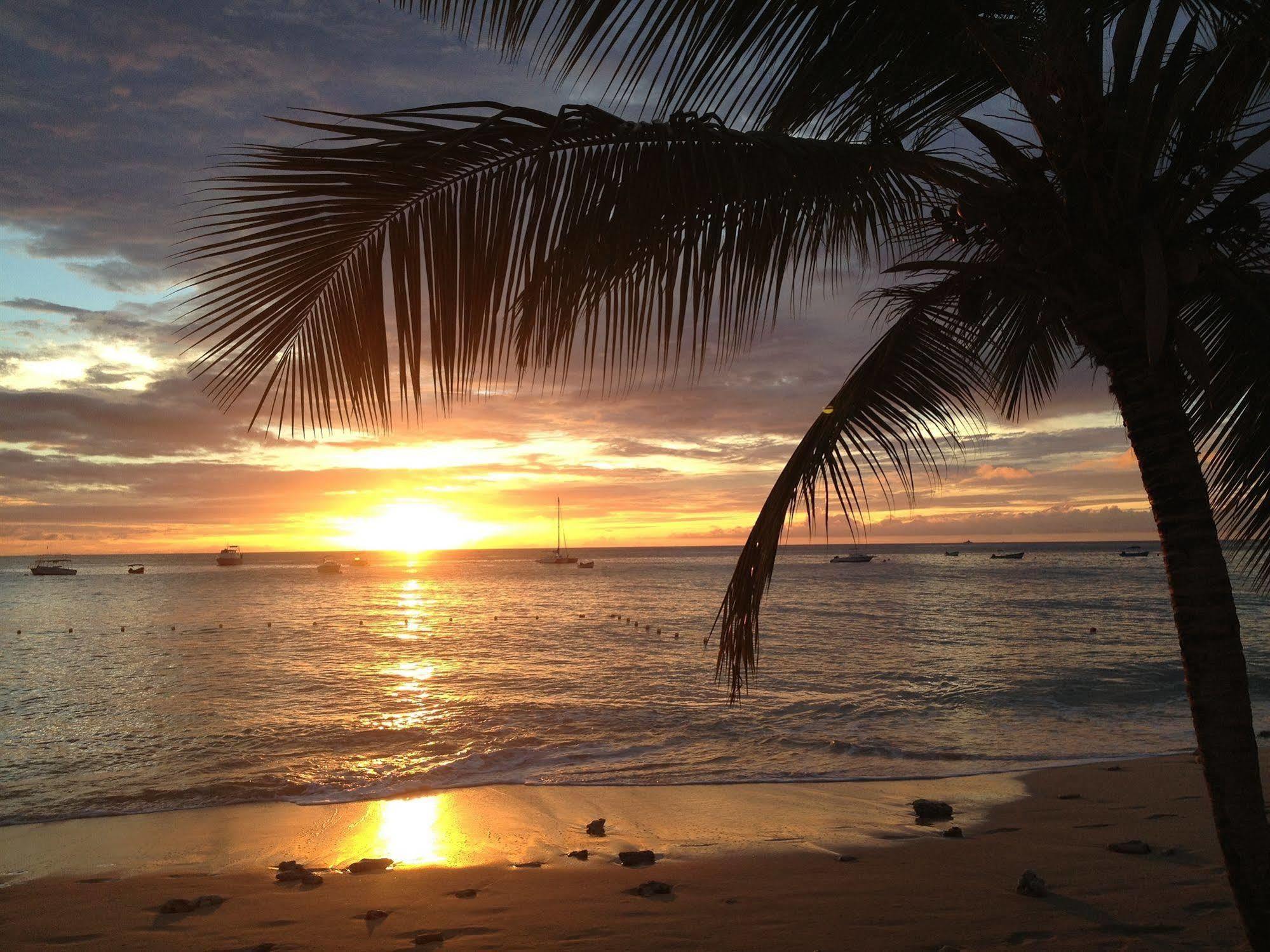 Tropical Sunset Beach Apartment Hotel Saint James Exterior foto