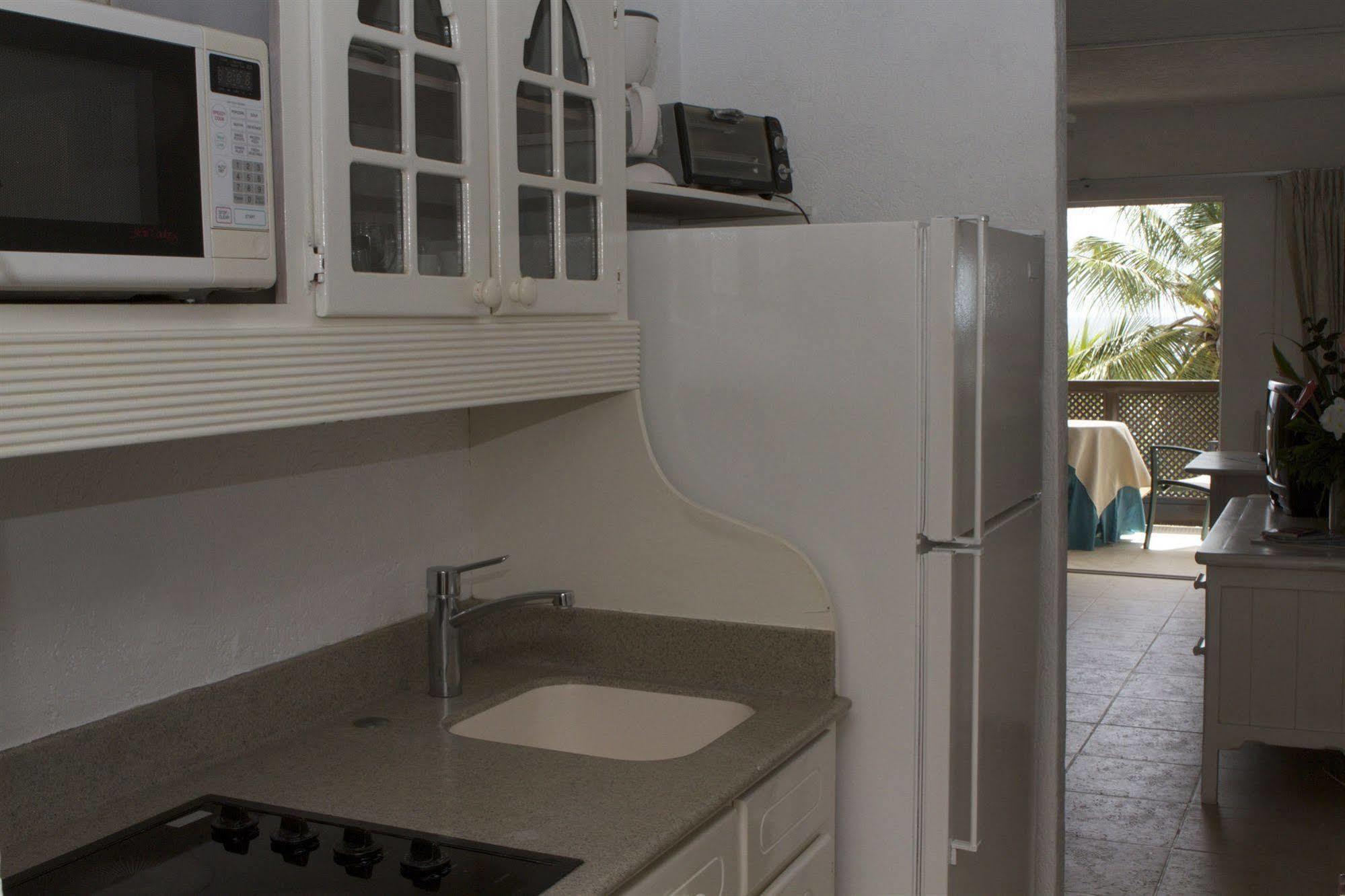 Tropical Sunset Beach Apartment Hotel Saint James Exterior foto