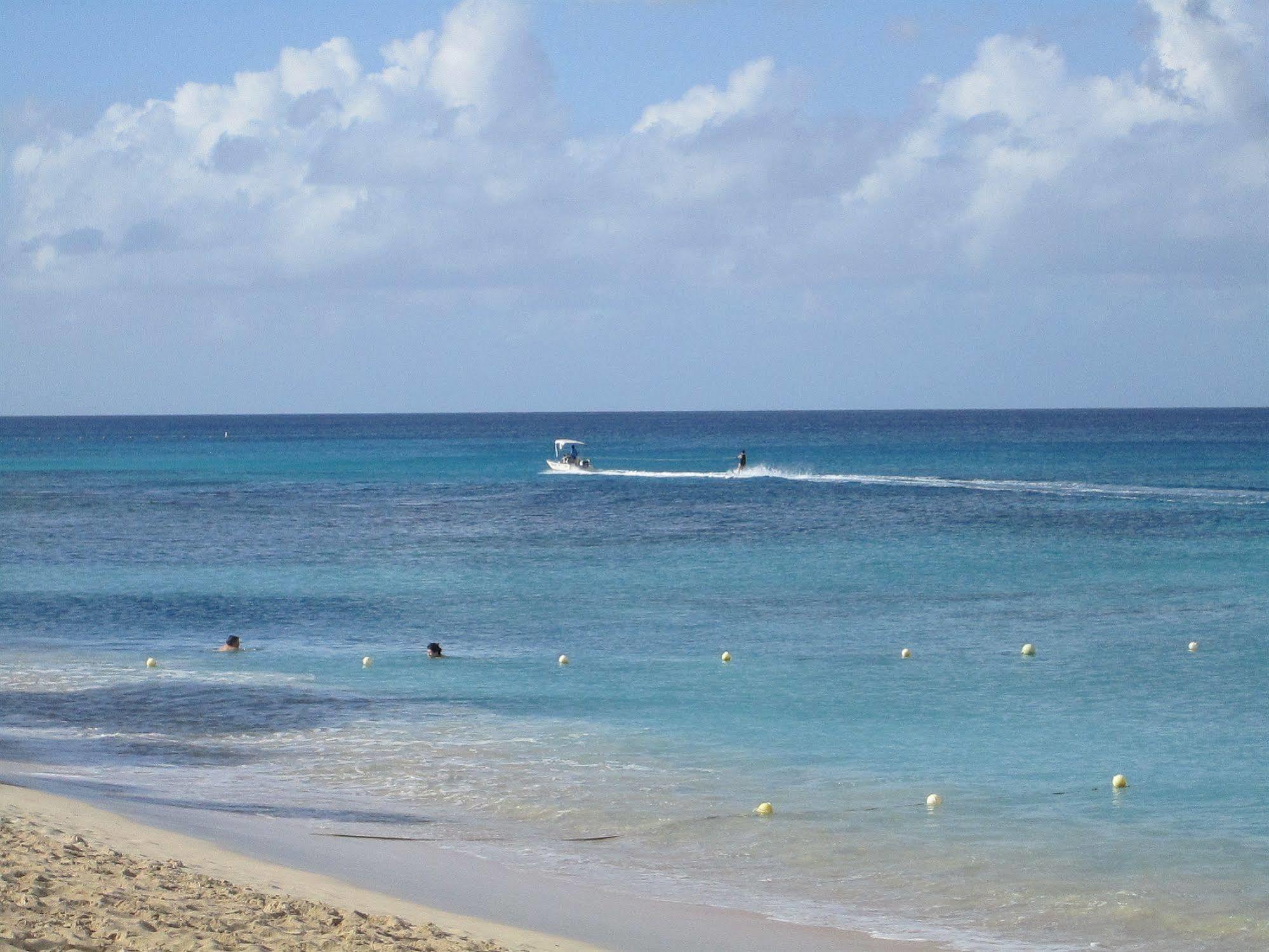 Tropical Sunset Beach Apartment Hotel Saint James Exterior foto